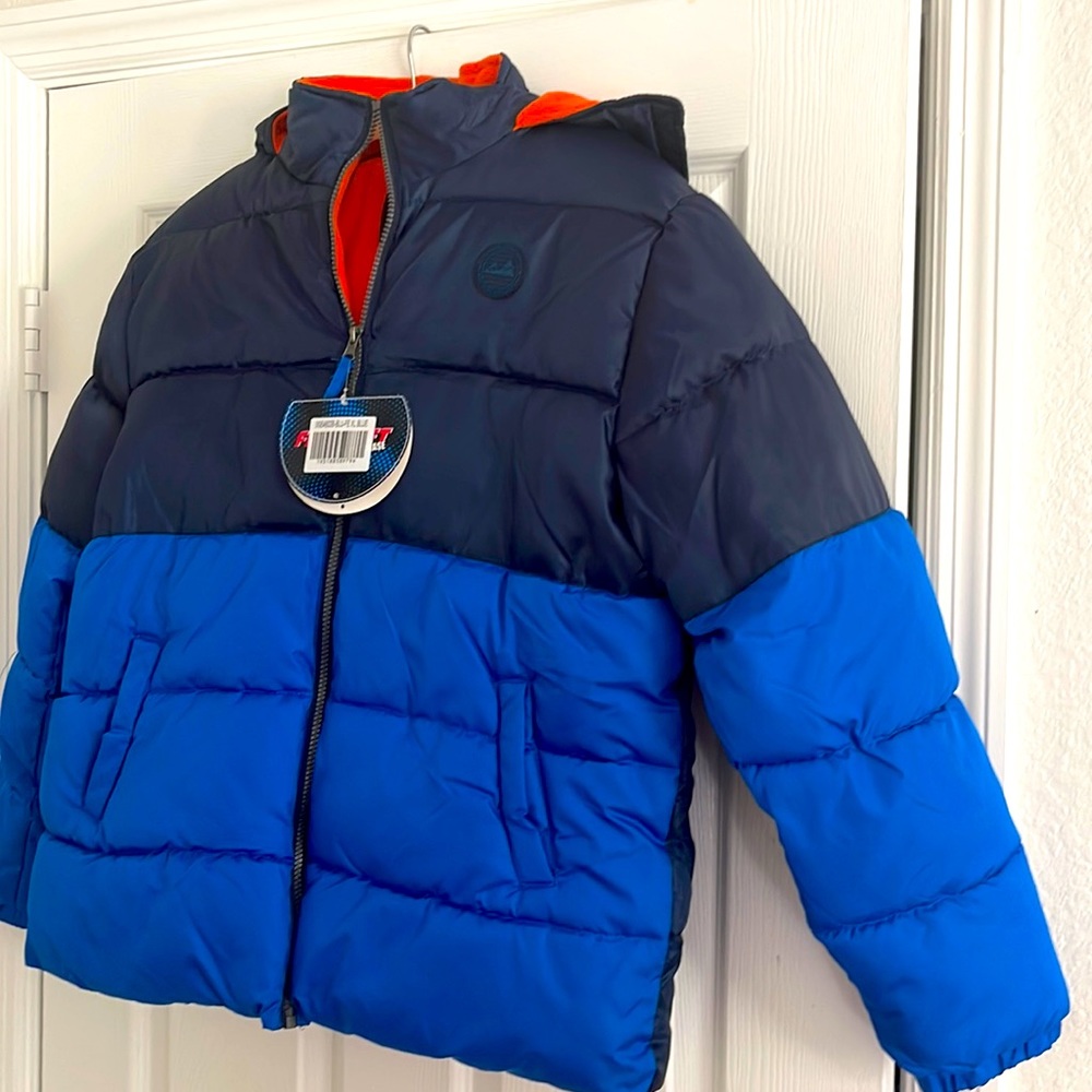 Warm puffer with soft lining and hoodie